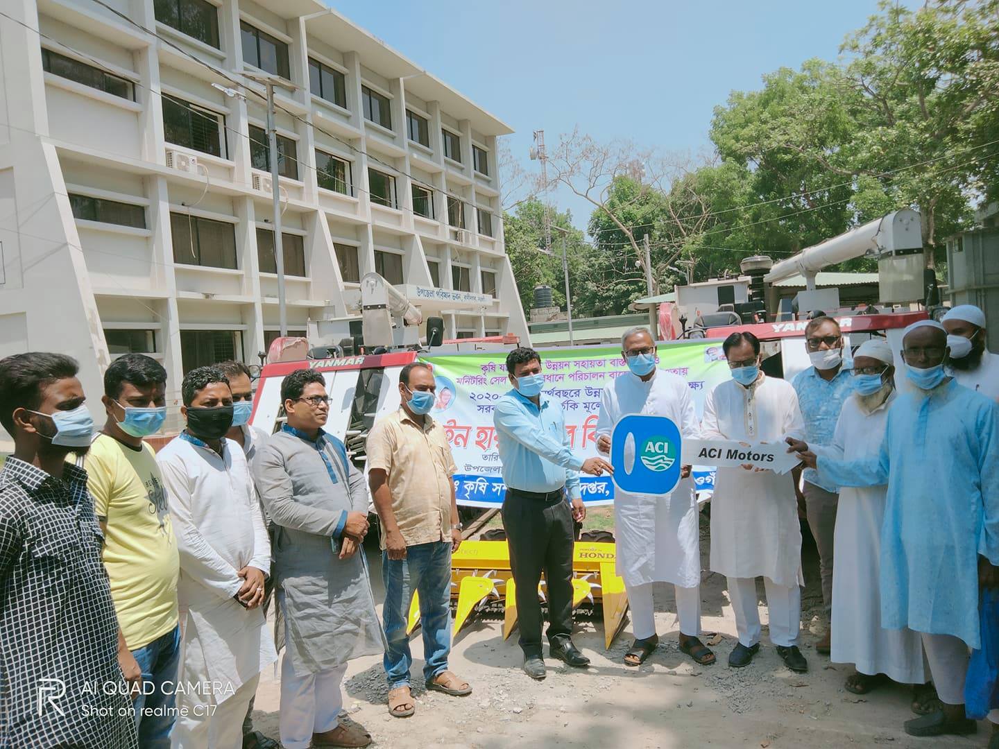 রাণীনগরে কৃষকের মাঝে কম্বাইন হারভেস্টার মেশিন বিতরণ