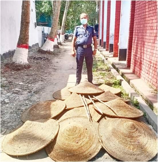 নড়াইলের বিভিন্ন এলাকা থেকে দেশীয় অস্ত্র উদ্ধার