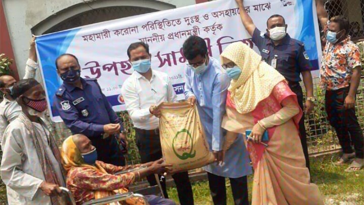 ফুলপুরে অসহায়-দুঃস্থদের মাঝে প্রধানমন্ত্রীর উপহার দিলেন ইউএনও