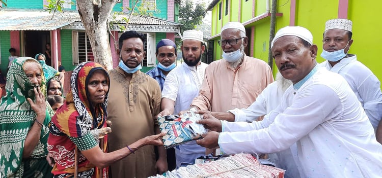 মুকসুদপুরের গোহালায় ৫শতাধিক মানুষ পেলো ঈদ উপহার