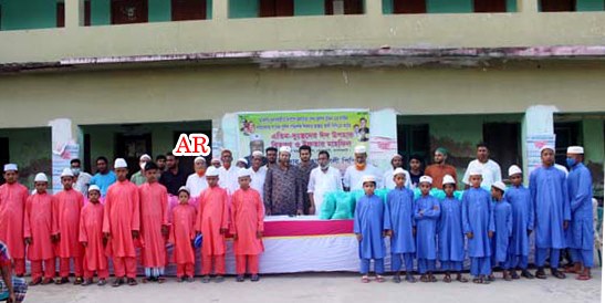 ““মোল্লাহাটে এতিম-দুঃস্থদের ঈদ উপহার বিতরণ“““