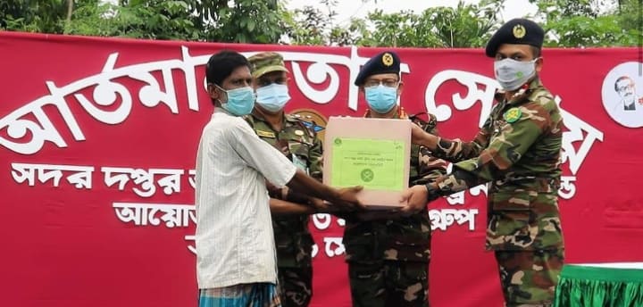 ময়মনসিংহ সেনানিবাসে দরিদ্র ও অসহায়দের মাঝে খাদ‍্য সামগ্রী বিতরণ