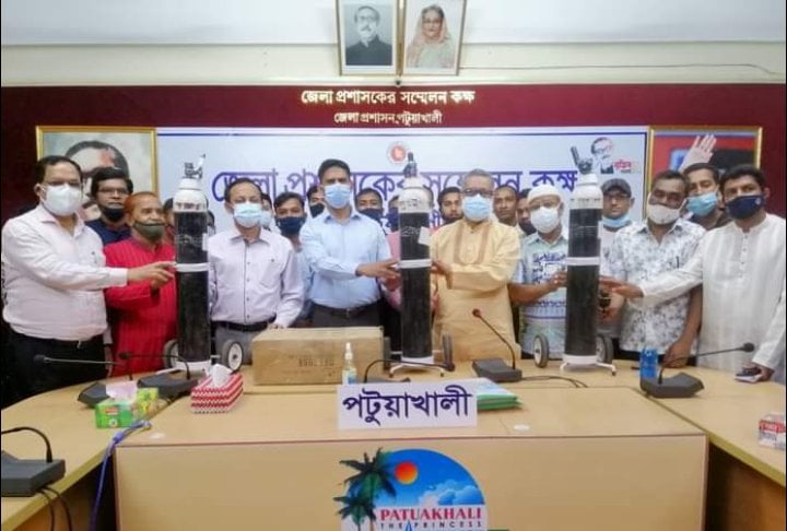 পটুয়াখালীর সিভিল সার্জনে জেলা প্রশাসকের মাধ্যমে আওয়ামী লীগের কেন্দ্রীয় কমিটির পক্ষ থেকে স্বাস্থ্য সুরক্ষা সামগ্রী হস্তান্তর