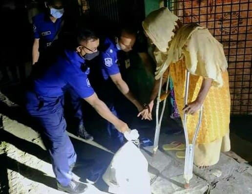 নড়াইলে গভীর রাতে অসহায় মানুষের বাড়ি খাদ্য সামগ্রী পৌঁছে দিলেন। এসপি প্রবীর কুমার রায়