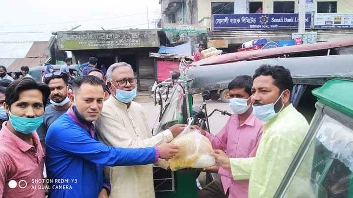 রাণীনগরে আনন্দ ভাগাভাগি করতে সিএনজি শ্রমিকদের মাঝে ঈদ সামগ্রী বিতরণ