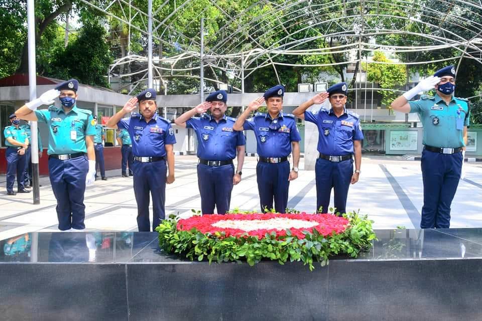 বঙ্গবন্ধু'র প্রতিকৃতিতে পদোন্নতিপ্রাপ্ত ৪ অতিরিক্ত আইজি'র শ্রদ্ধা নিবেদন