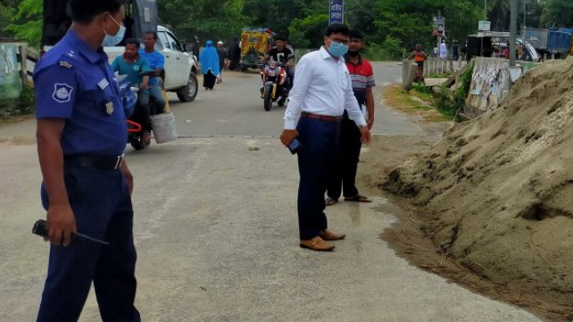 মুকসুদপুরে রাস্তায় অবৈধ বাঁধা অপসারণ ও সড়ক পরিবহন আইনে মোবাইল কোর্ট পরিচালনা