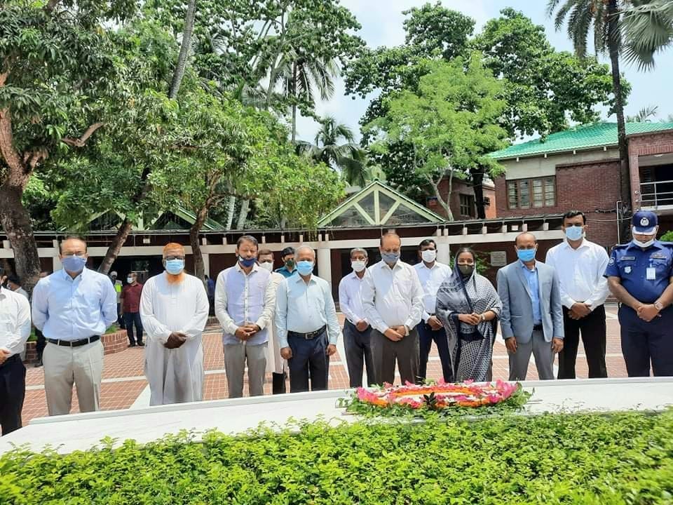 টুঙ্গিপাড়ায় বঙ্গবন্ধু'র সমাধিতে জনপ্রশাসন মন্ত্রণালয়ের নবনিযুক্ত সচিব কে এম আলী আজমের শ্রদ্ধা