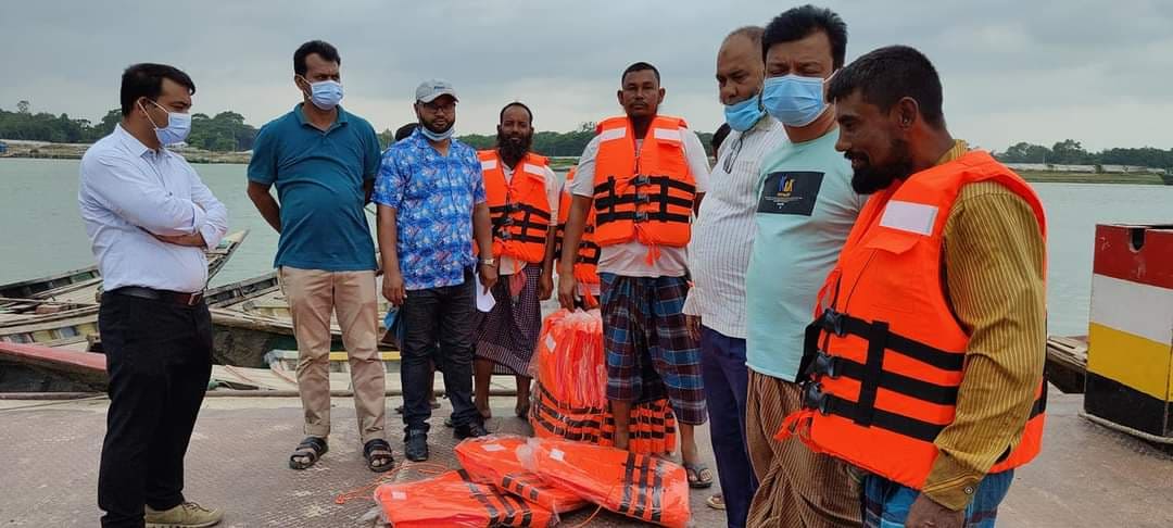 নদী পারাপারে যাত্রী নিরাপত্তায় কাশিয়ানী উপজেলা প্রশাসনের উদ্যোগে লাইফ জ্যাকেট বিতরণ