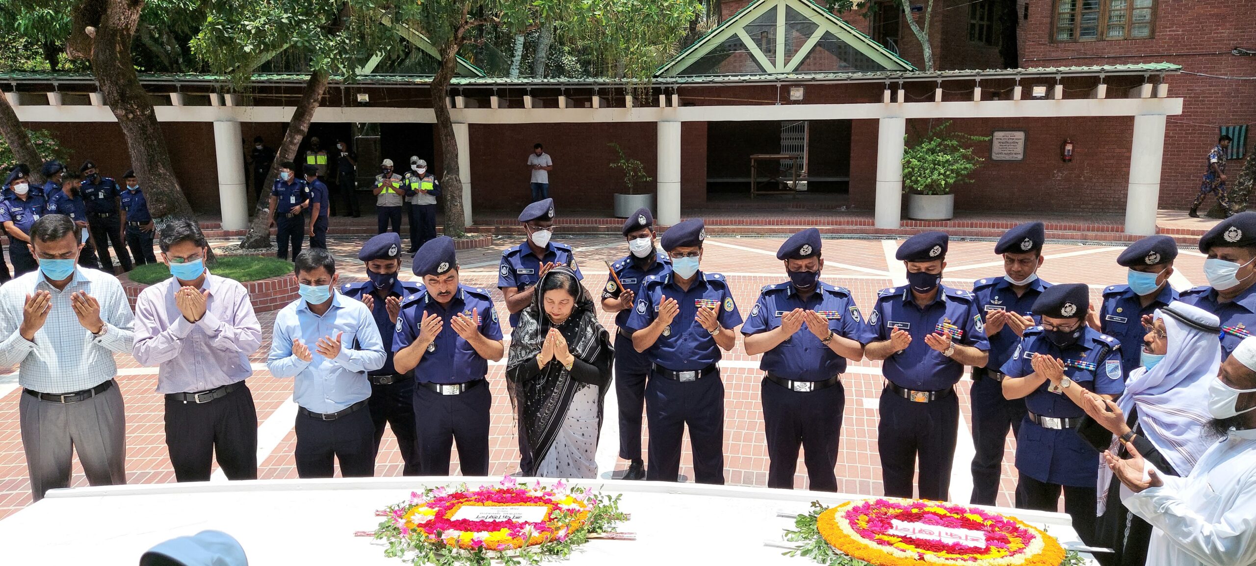 বঙ্গবন্ধু'র সমাধিতে শিল্প মন্ত্রণালয়ের সচিব সহ ৪ এডিশনাল আইজিপি'র শ্রদ্ধা নিবেদন 