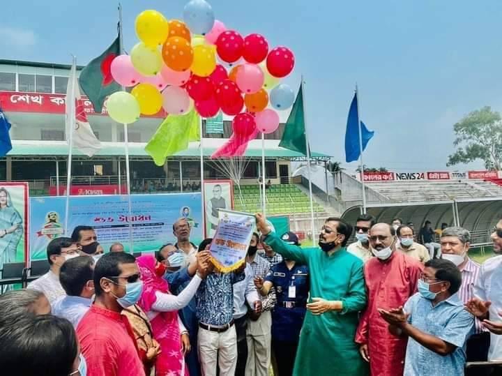 উদ্বোধনী দিনে জেলা পর্যায়ে বঙ্গবন্ধু জাতীয় গোল্ডকাপে ডিমলা উপজেলা এবং বঙ্গমাতা জাতীয় ফুটবল টুর্নামেন্টে নীলফামারী সদর উপজেলা জয় পেয়েছে। বঙ্গবন্ধু জাতীয় গোল্ডকাপে ডিমলা উপজেলা ৩-২ গোলে নীলফামারী সদর উপজেলাকে হারিয়ে উদ্বোধনী দিনের প্রথম ম্যাচে এবং বঙ্গমাতা জাতীয় গোল্ডকাপে নীলফামারী সদর ১১-০ গোলে ডিমলা উপজেলাকে হারিয়ে দ্বিতীয় ম্যাচে জয় পায়। শনিবার সকালে শেখ কামাল স্টেডিয়ামে বেলুন উড়িয়ে টুর্নামেন্টের উদ্বোধন করেন জেলা প্রশাসক হাফিজুর রহমান চৌধুরী। এ সময় অতিরিক্ত পুলিশ সুপার লিজা বেগম, নীলফামারী পৌরসভার মেয়র দেওয়ান কামাল আহমেদ, সদর উপজেলা পরিষদ চেয়ারম্যান সাহিদ মাহমুদ, উপজেলা নির্বাহী কর্মকর্তা এলিনা আকতার, জেলা ক্রীড়া সংস্থার সাধারণ সম্পাদক আরিফ হোসেন মুন, নীলফামারী চেম্বারের সাবেক সভাপতি সফিকুল আলম ডাবলু উপস্থিত ছিলেন। এতে সভাপতিত্ব করেন অতিরিক্ত জেলা প্রশাসক(সার্বিক) আজাহারুল ইসলাম। জেলা ক্রীড়া সংস্থার সাধারণ সম্পাদক আরিফ হোসেন মুন জানান, জাতির পিতা বঙ্গবন্ধু শেখ মুজিবুর রহমান জাতীয় গোল্ডকাপ ফুটবল টুর্নামেন্ট(অনুর্ধ্ব ১৭)-এ ৭টি এবং বঙ্গমাতা শেখ ফজিলাতুন্নেছা মুজিব জাতীয় গোল্ডকাপ ফুটবল টুর্নামেন্ট(অনুর্ধ্ব-১৭)-এ ৭টি দল অংশগ্রহণ করছে। আগামী ১০জুন শেখ কামাল স্টেডিয়ামে জেলা পর্যায়ে বালক ও বালিকা দুই গ্রুপের ফাইনাল খেলা অনুষ্ঠিত হবে।